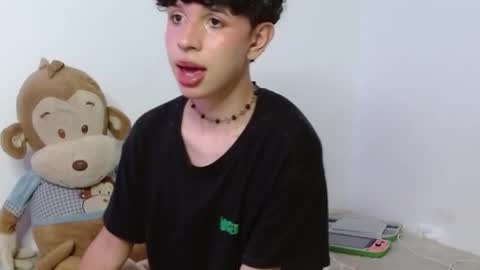 Snapshot of cuddly_twinkie chatting on 10/16/25, 04:02 Cuddly online show from 10/16/25, 04:02