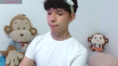 Snapshot of cuddly_twinkie chatting on 10/22/25, 04:02 Cuddly online show from 10/22/25, 04:02