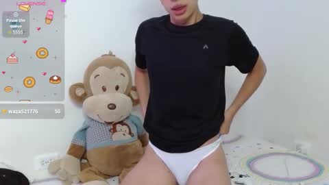 Snapshot of cuddly_twinkie chatting on 11/22/25, 04:55 Cuddly online show from 11/22/25, 04:55