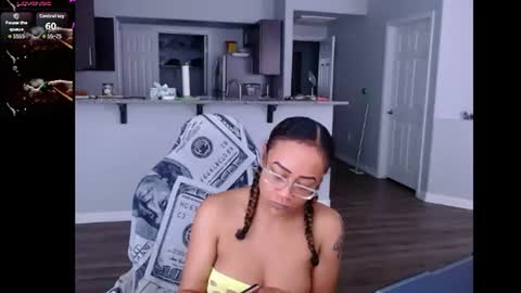 Snapshot of cumplzqueen chatting on 06/10/26, 08:30 Nia Reese online show from 06/10/26, 08:30