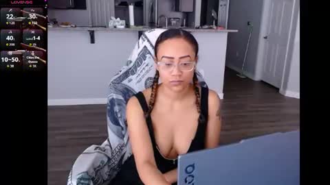 Snapshot of cumplzqueen chatting on 06/11/26, 09:02 Nia Reese online show from 06/11/26, 09:02