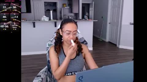 Snapshot of cumplzqueen chatting on 06/16/26, 08:00 Nia Reese online show from 06/16/26, 08:00