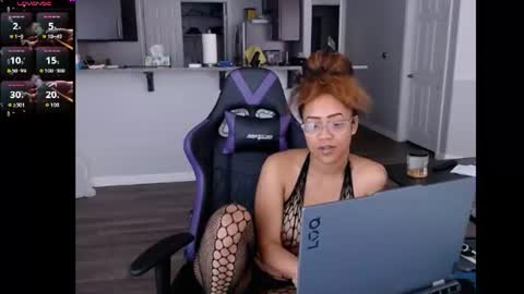 Snapshot of cumplzqueen chatting on 07/09/26, 08:35 Nia Reese online show from 07/09/26, 08:35