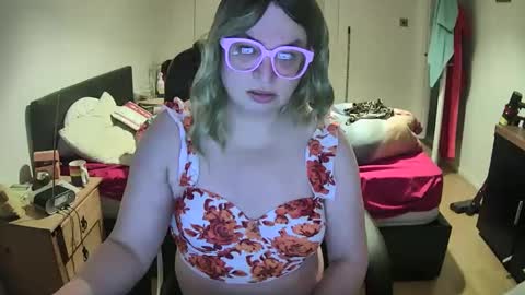 Snapshot of curleyshirley chatting on 01/28/25, 05:24 Shirley online show from 01/28/25, 05:24