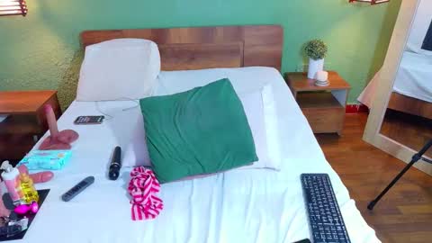 Danna online show from 12/19/25, 02:02