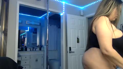 Snapshot of curvyfunlover chatting on 11/11/25, 01:05 curvyfunlover online show from 11/11/25, 01:05