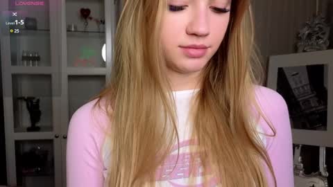 Snapshot of cute_fox_girl chatting on 12/04/24, 07:06 Anne online show from 12/04/24, 07:06