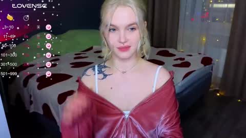 Snapshot of cute_summer_breathe chatting on 02/28/25, 04:53 Sue online show from 02/28/25, 04:53