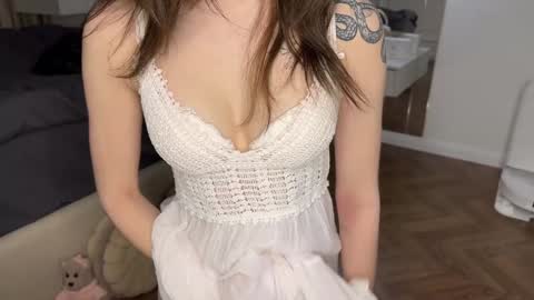 Snapshot of cuteelsa_ chatting on 01/08/25, 04:34 Elsa online show from 01/08/25, 04:34