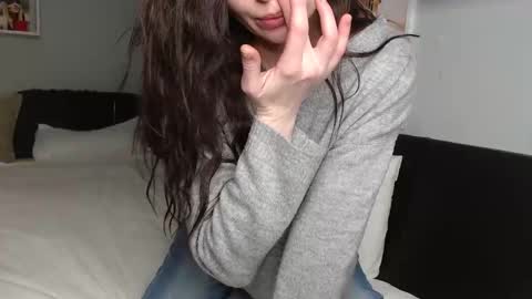 Snapshot of cuteemouse chatting on 12/19/24, 12:23 Anna online show from 12/19/24, 12:23