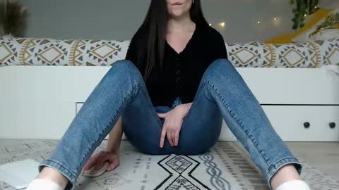 Snapshot of cuteemouse chatting on 11/08/25, 01:33 Anna online show from 11/08/25, 01:33