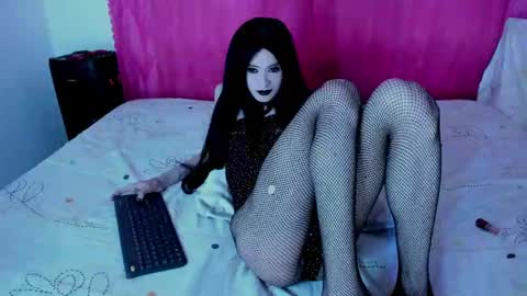 Snapshot of cutenaked_8 chatting on 09/10/25, 10:43 Natalie online show from 09/10/25, 10:43