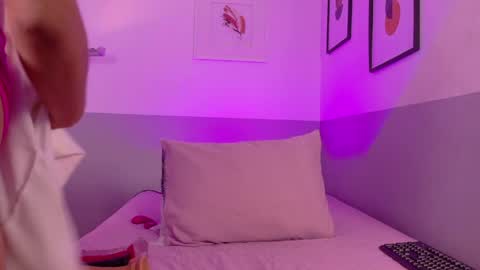 cutepetitee online show from 04/10/26, 10:47