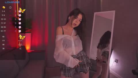 Snapshot of cutetous chatting on 11/01/25, 01:24 Julia online show from 11/01/25, 01:24