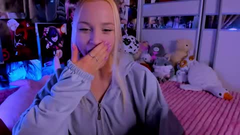 Snapshot of cuttie_ponyy chatting on 12/13/25, 09:20 Nora online show from 12/13/25, 09:20