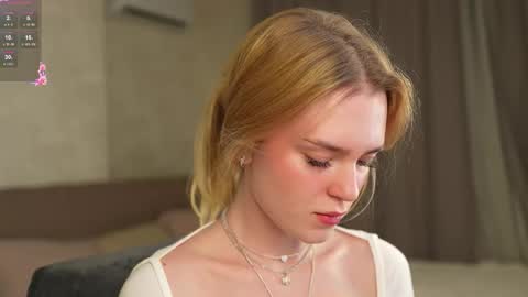 Snapshot of cyberheart_ chatting on 11/17/25, 04:35 EMILY online show from 11/17/25, 04:35