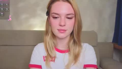 Snapshot of cyberheart_ chatting on 12/17/25, 03:18 EMILY online show from 12/17/25, 03:18