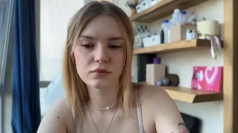 Im Emi streaming with my friend Reyna today online show from 06/05/26, 11:27