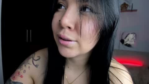 Snapshot of daahanna_ chatting on 10/17/25, 04:48 Ailyn online show from 10/17/25, 04:48