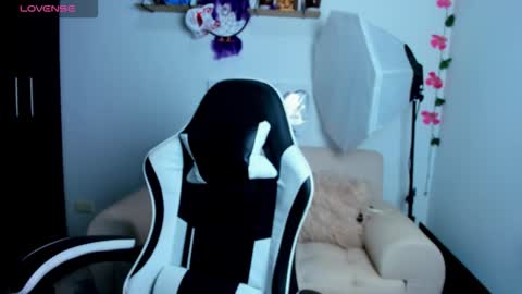 Snapshot of daahanna_ chatting on 12/14/25, 11:42 Ailyn online show from 12/14/25, 11:42