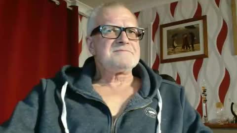 Snapshot of daddiescockforyou chatting on 11/17/25, 08:58 Brian ... online show from 11/17/25, 08:58