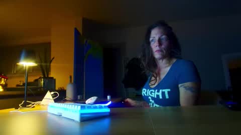 Snapshot of daisy_dove chatting on 11/18/25, 02:06 Daisy online show from 11/18/25, 02:06