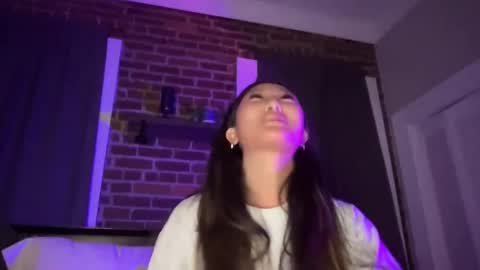 Daisy Kim online show from 02/07/25, 02:29