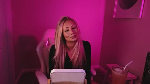 Snapshot of daisyy888 chatting on 12/14/25, 01:55 daisy online show from 12/14/25, 01:55