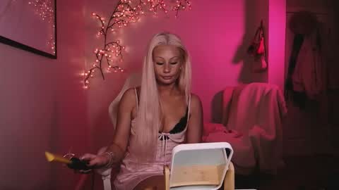 Snapshot of daisyy888 chatting on 02/15/26, 01:24 daisy online show from 02/15/26, 01:24