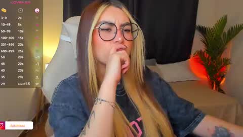 dakottaa__ online show from 07/08/26, 12:04