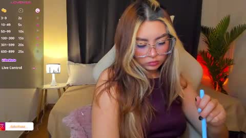 dakottaa__ online show from 07/08/26, 11:42