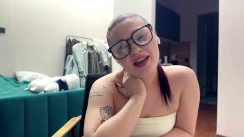 Snapshot of daledunaway chatting on 12/19/25, 06:37 Daria online show from 12/19/25, 06:37