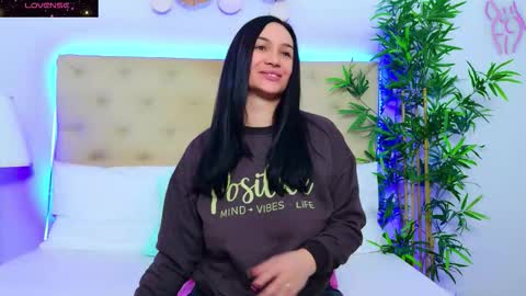 daliyaa_ online show from 11/15/25, 11:29