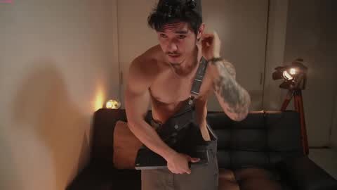 Snapshot of damianow chatting on 09/26/25, 11:53 insta damn8 -------- online show from 09/26/25, 11:53