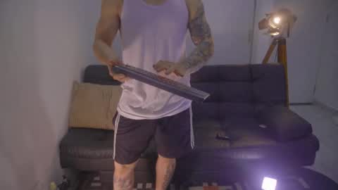 Snapshot of damianow chatting on 10/25/25, 03:18 insta damn8 -------- online show from 10/25/25, 03:18