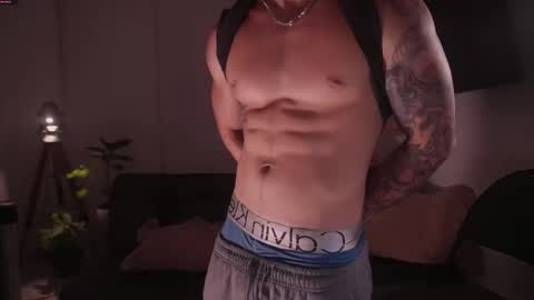 Snapshot of damianow chatting on 11/25/25, 01:16 insta damn8 -------- online show from 11/25/25, 01:16