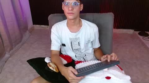 Snapshot of dan_sweetboy chatting on 11/20/25, 01:39 Daniel online show from 11/20/25, 01:39