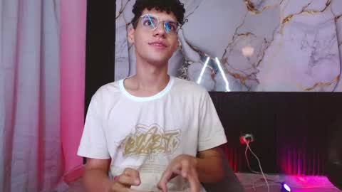 Snapshot of dan_sweetboy chatting on 11/24/25, 03:39 Daniel online show from 11/24/25, 03:39