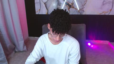 Snapshot of dan_sweetboy chatting on 11/28/25, 02:03 Daniel online show from 11/28/25, 02:03