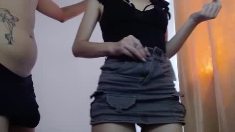 Snapshot of dangerouspassion777 chatting on 10/23/25, 04:17 Ela and Santi online show from 10/23/25, 04:17