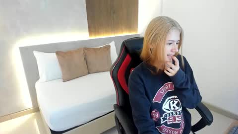 Snapshot of daniand_ chatting on 09/12/25, 12:05 D A N I A online show from 09/12/25, 12:05