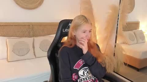 Snapshot of daniand_ chatting on 09/22/25, 11:45 D A N I A online show from 09/22/25, 11:45