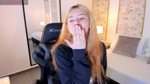 Snapshot of daniand_ chatting on 11/05/25, 02:55 D A N I A online show from 11/05/25, 02:55