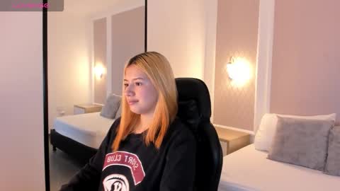 Snapshot of daniand_ chatting on 11/11/25, 02:11 D A N I A online show from 11/11/25, 02:11