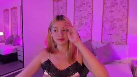 Snapshot of daniand_ chatting on 11/13/25, 02:43 D A N I A online show from 11/13/25, 02:43