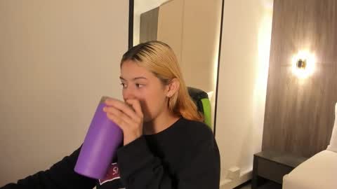 Snapshot of daniand_ chatting on 11/19/25, 11:54 D A N I A online show from 11/19/25, 11:54