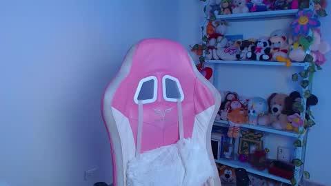 Snapshot of daniela_cute22 chatting on 12/19/25, 04:25 DANIELA online show from 12/19/25, 04:25