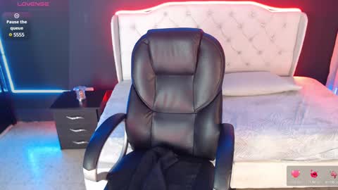 Snapshot of danielle_smithh chatting on 03/06/25, 02:30 Danielle Smith online show from 03/06/25, 02:30