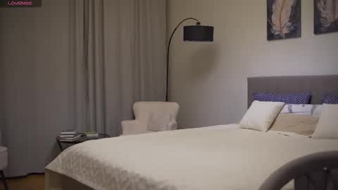 Snapshot of danielle_thomas chatting on 09/20/25, 07:59 Danielle online show from 09/20/25, 07:59