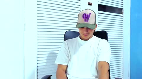 Snapshot of danii_scot chatting on 02/04/25, 03:44 Dani online show from 02/04/25, 03:44